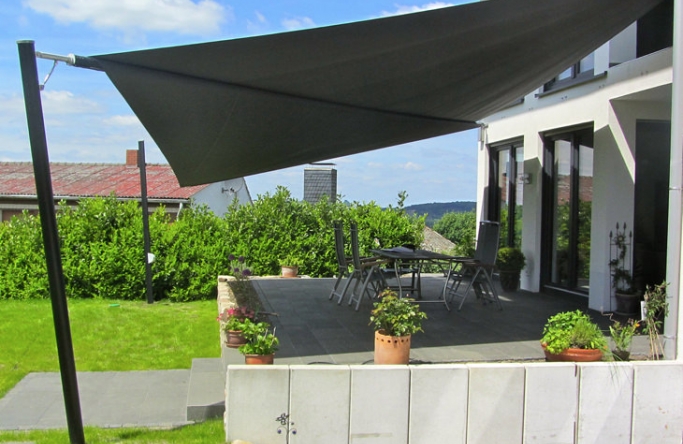 Sonnensegel elektrisch maritimo über Terrasse