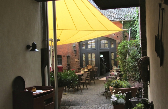Xanten Sonnensegel im Hof des Gotischen Hauses