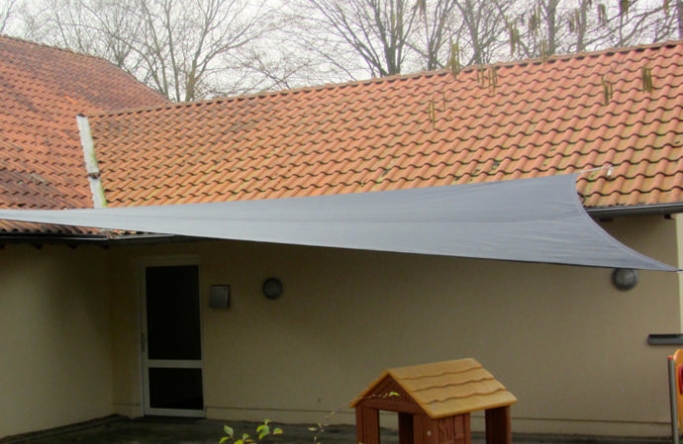 Sonnensegel feststehend Ahlen 1M / 2W I. anthrazites Segel vor einem Haus