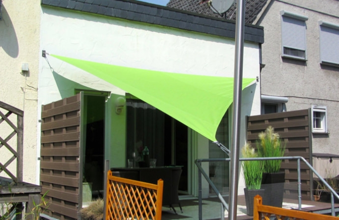 Sonnensegel feststehend Arnsberg 1M / 2W grünes Segel vor einem Haus