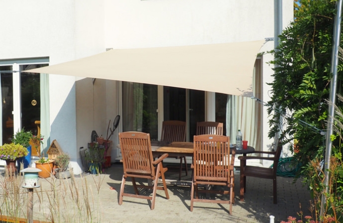 Sonnensegel feststehend Dortmund 2M / 2W II. in elfenbein vor einem weißen Haus