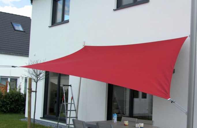 Sonnensegel feststehend Dortmund 3M / 1W IV. rotes Segel vor einem weißen Haus