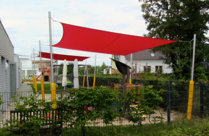2 Sonnensegel feststehend Dortmund 4M V. 2 Sonnensegel feststehend Dortmund 4M V., 2 rote Segel über 2 Spielplätze