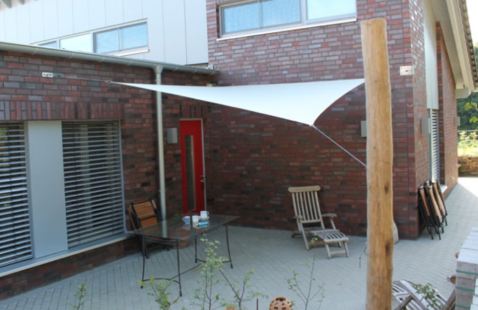 Sonnensegel feststehend Drensteinfurt 1M / 2W II. Sonnensegel feststehend Dortmund 1M / 2W II. weißes Segel vor einem Haus