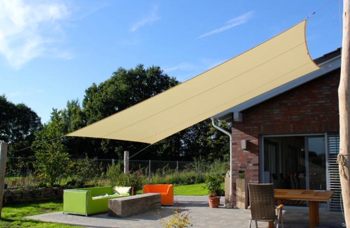 Sonnensegel feststehend Drensteinfurt 3M / 1W III. Sonnensegel feststehend Drensteinfurt 3M / 1W III. in champagner vor einem Haus