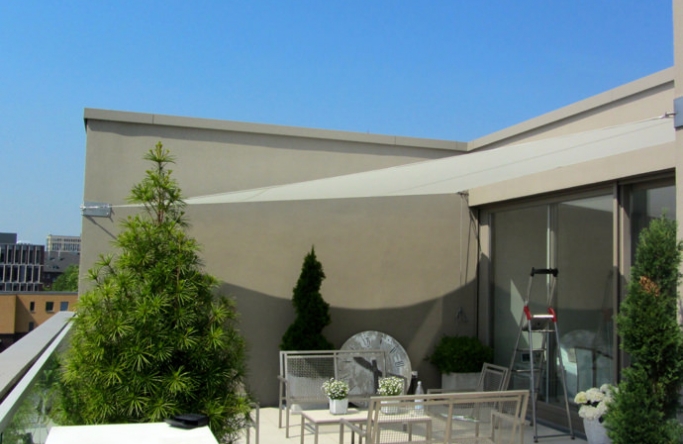 Sonnensegel feststehend Düsseldorf II. in elfenbein vor einem Haus