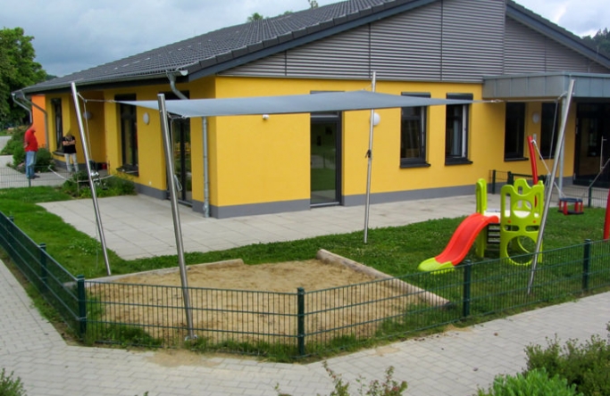 Sonnensegel feststehend Hessisch Lichtenau 4M II. Sonnensegel feststehend Hessisch Lichtenau 4M II. graues Segel über einen Sandkasten