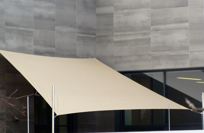 Sonnensegel feststehend Iserlohn 2M / 2W Sonnensegel feststehend Iserlohn 2M / 2W in elfenbein vor einem grauen Haus