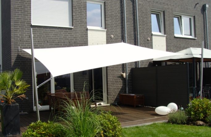 Sonnensegel feststehend Köln 2M / 2W I. Sonnensegel feststehend Köln 2M / 2W I. in elfenbein vor einem grauen Haus