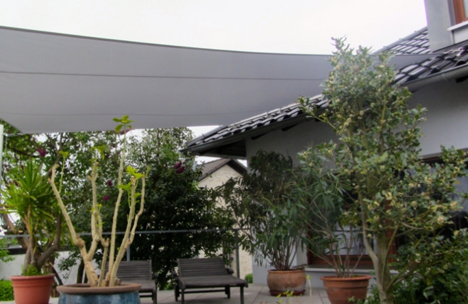 Sonnensegel feststehend Neuenrade 2M / 2W Sonnensegel feststehend Neuenrade 2M / 2W graues Segel vor einem weißen Haus