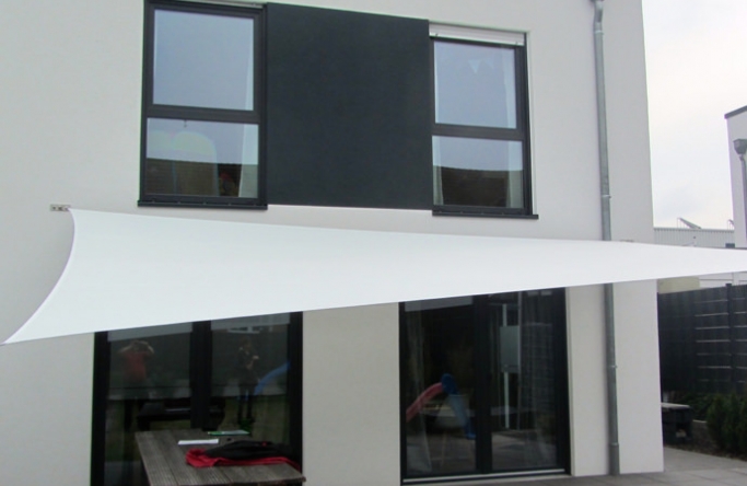 Sonnensegel feststehend Oelde 2M / 2W II. Sonnensegel feststehend Oelden 2M / 2W II. weißes Segel vor einem weißen Haus