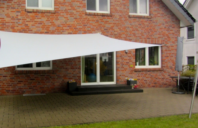 Sonnensegel feststehend Oelden 2M / 2W III. graues Segel vor einem Haus
