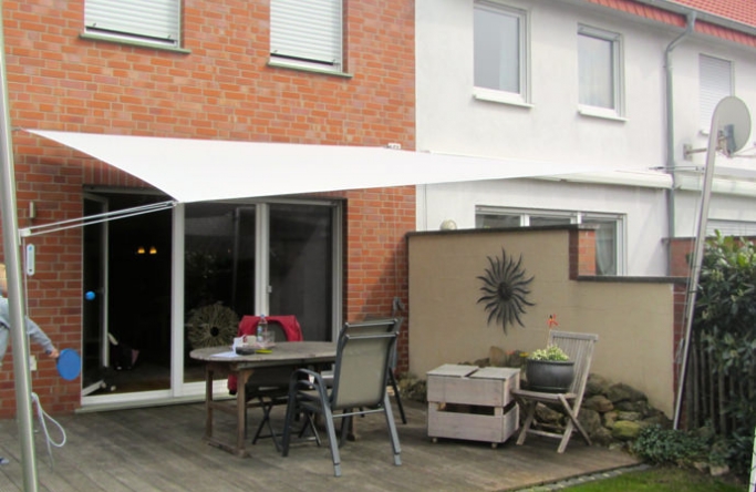 Sonnensegel feststehend Oelde 2M / 2W IV. Sonnensegel feststehend Oelde 2M / 2W IV. weißes Segel vor einem Haus