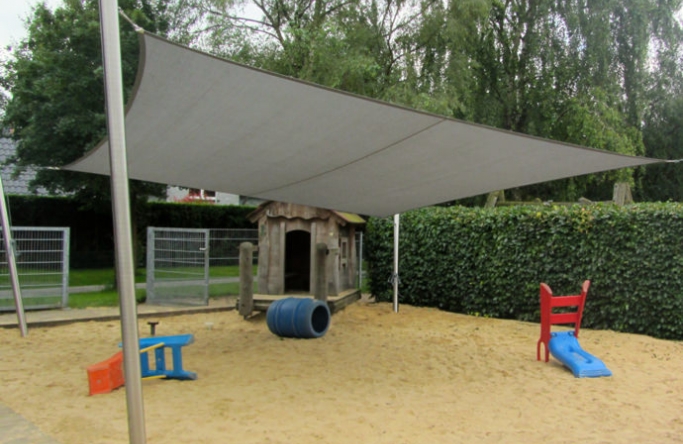 Sonnensegel feststehend Olfen 4M Sonnensegel feststehend Olfen 4M graues Segel über einen Spielplatz
