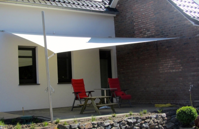 Sonnensegel feststehend Osnabrück 1M / 3W weißes Segel vor einem weißen Haus