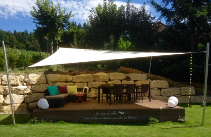 Sonnensegel feststehend Schweiz 4M Sonnensegel feststehend Schweiz 4M in elfenbein über einer Gartenterrasse