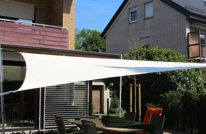 Sonnensegel feststehend Waltrop 4M Sonnensegel feststehend Waltrop 4M weißes Segel über einer Gartenterrasse
