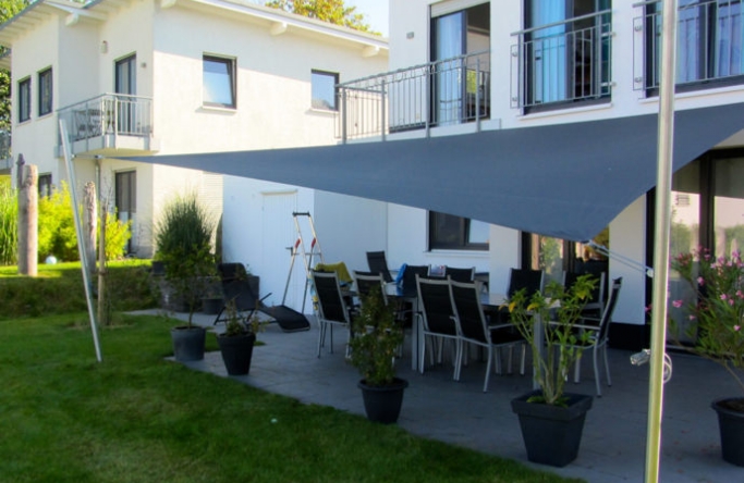 Sonnensegel feststehend Witten 2M / 2W anthrazites Segel vor einem weißen Haus