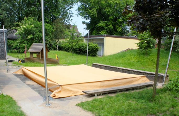 Sonnensegel Rittmo Wuppertal 4M I. Sonnensegel feststehend Wuppertal 4M I. in champagner über einen Sandkasten