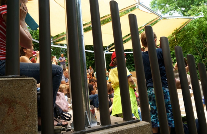 Sonnensegel feststehend Basel 4W II. Sonnensegel feststehend Basel 4M II gelbes Segel über einer Tribüne