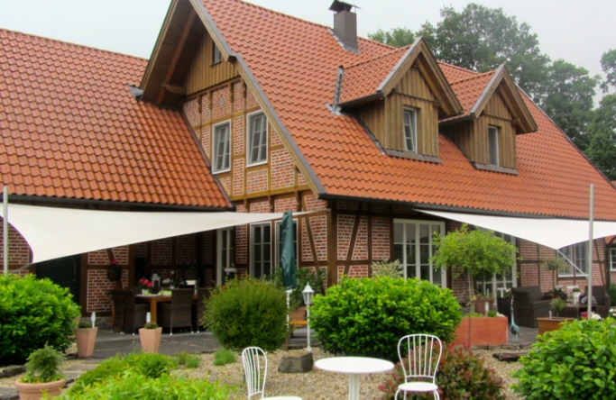 2 Sonnensegel feststehend Halle 1M / 3W & 2M / 2W 2 Sonnensegel feststehend Halle 1M / 3W & 2M / 2W in elfenbein vor einem Haus