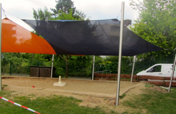 2 Sonnensegel feststehend Korbach 4M I. 2 Sonnensegel feststehend Korbach 4M I. oranges und blaues Segel über einen Sandkasten