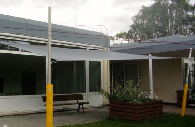 Sonnensegel feststehend Korbach 2M / 2W III. Sonnensegel feststehend Korbach 2M / 2W III. graues Sonnensegel vor einem Haus