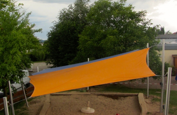 2 Sonnensegel feststehend Korbach 4M II. 2 Sonnensegel feststehend Korbach 4M II. oranges und blaues Segel über einen Sandkasten