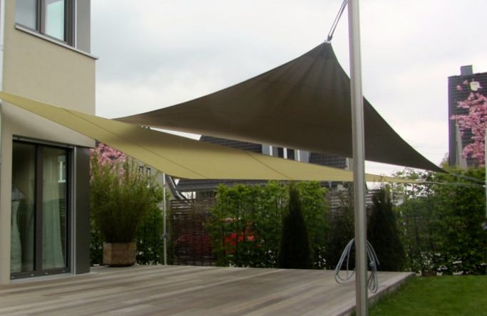 2 Sonnensegel feststehend Mühlheim an der Ruhr 2M / 1W 2 Sonnensegel feststehend Mühlheim an der Ruhr 2M / 1W gelbe Segel vor einem Haus