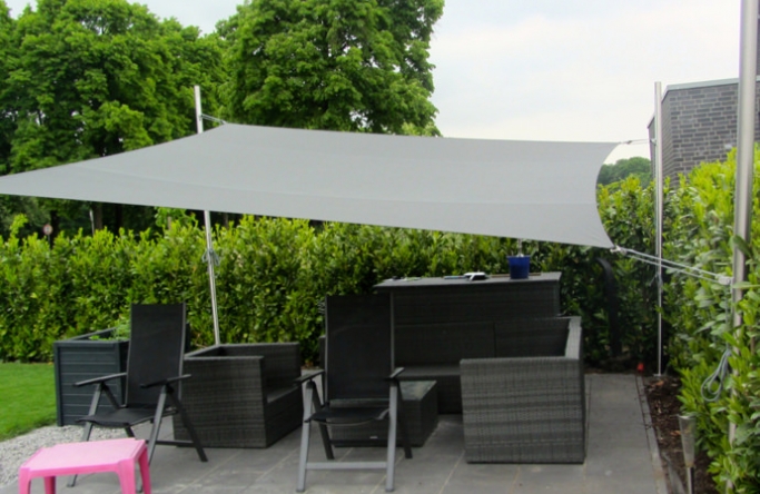 Sonnensegel feststehend Rheine 4M II. graues Segel über einer Gartenterrasse